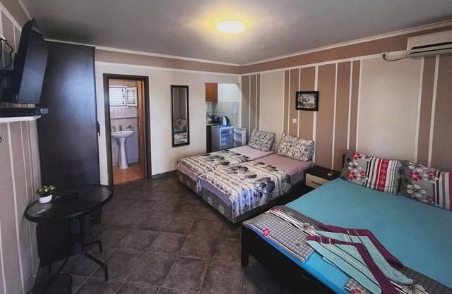 Charming studio in wonderful Sutomore with WiFi, AC, TV and mini kitchen