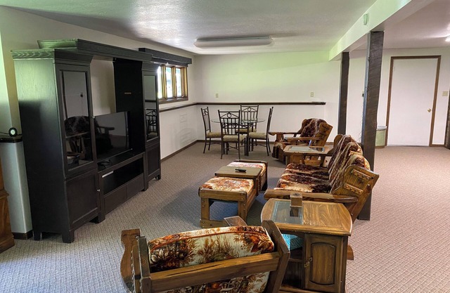 Charming studio, lower lever of the Northstar Getaway in peaceful Warroad