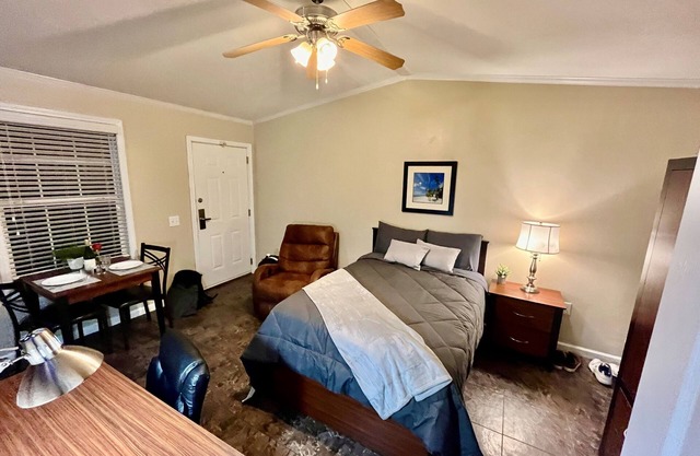 Charming Studio near Surfside, washer/dryer, game room, gym, grills, onsite bar