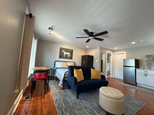 Charming Studio Stay in Vibrant Highlands Area