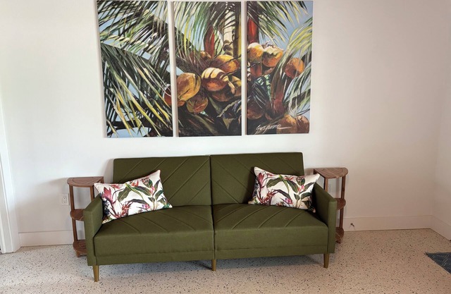 Charming studio across street from beach with beach access in Melbourne Beach