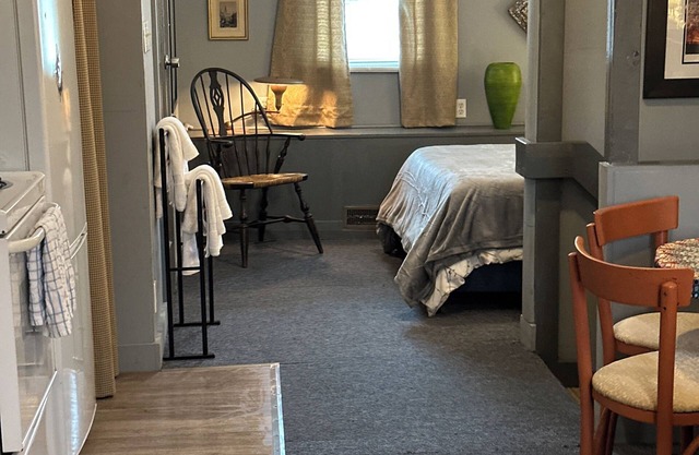 Charming studio w/WiFi & AC in welcoming Amenia salt water/heated pool seasonal