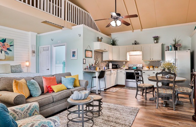 Charming studio with shared pool, sauna, patio & grill - dog-friendly