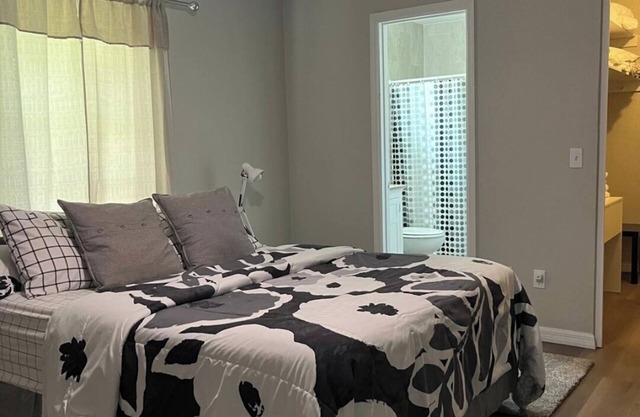 Charming studio with AC WiFi in tranquil Palm Bay avalaible2 people all private