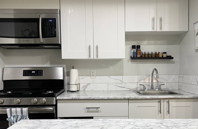 Charming Suite near CN Center & Dog Park