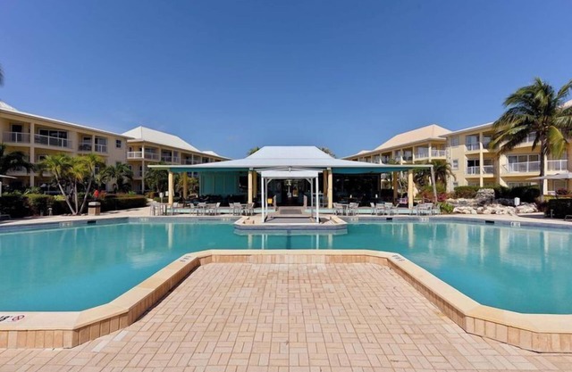 Charming Suite w/ Full Kitchen, Ocean Views & Pool, Ideal for Family Getaways