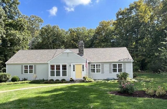 Charming Summer Getaway, Minutes to the Beach