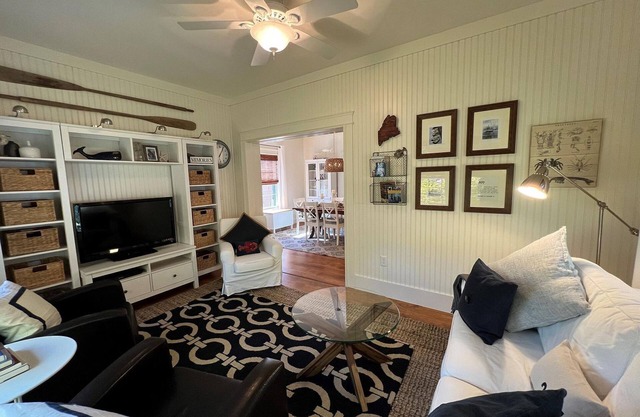 Charming Summerscape Cottage, 5 Minutes to Beaches, Restaurants, and Groceries