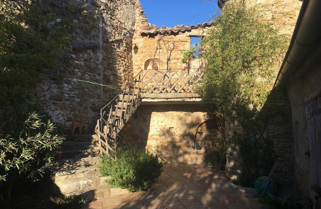 Charmantes Haus mit zwei Schlafzimmern in einem reizvollen, lebhaften provenzalischen Dorf