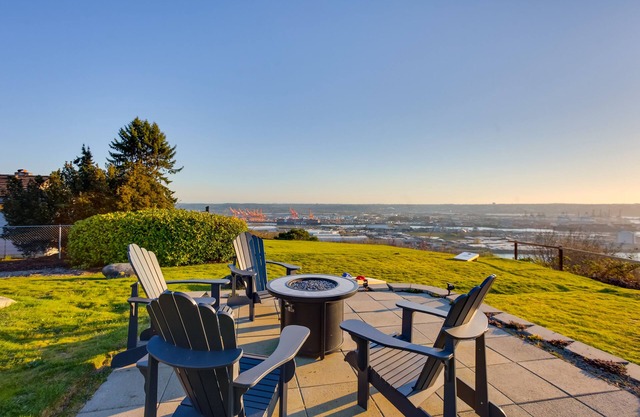 Charming Tacoma Apartment w/ Deck & Skyline Views!