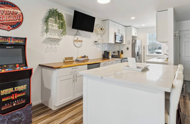 Charming Tacoma Retreat w/ Patio & 2 Fireplaces!