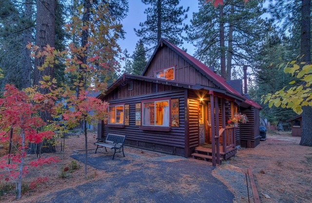 Gemütliche Tahoe Pines Log Cabin: Einfacher Zugang, hundefreundlich, Blocks zum Strand und Wanderwege.