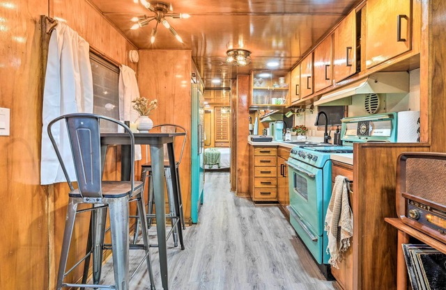 Charming Tiny Home w/Private Hot Tub!