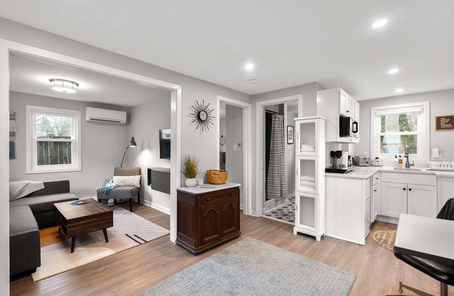 Charming Tiny House 1 Bedroom Suite in lovely Silver Spring with WiFi, AC