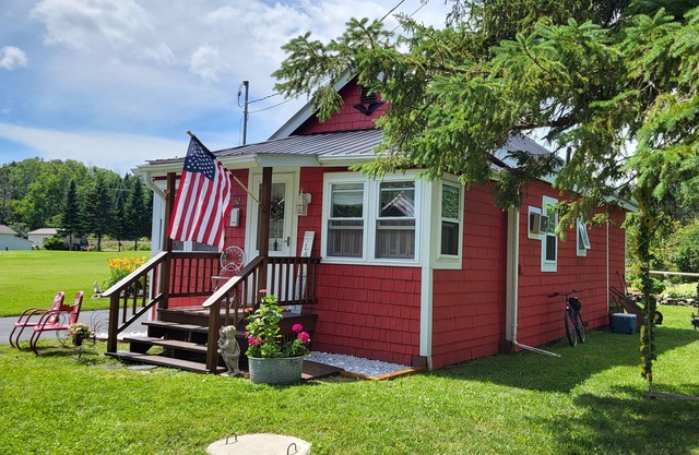 Charming Tiny House in Eagle Lake. All you need to bring is your cloths & food.