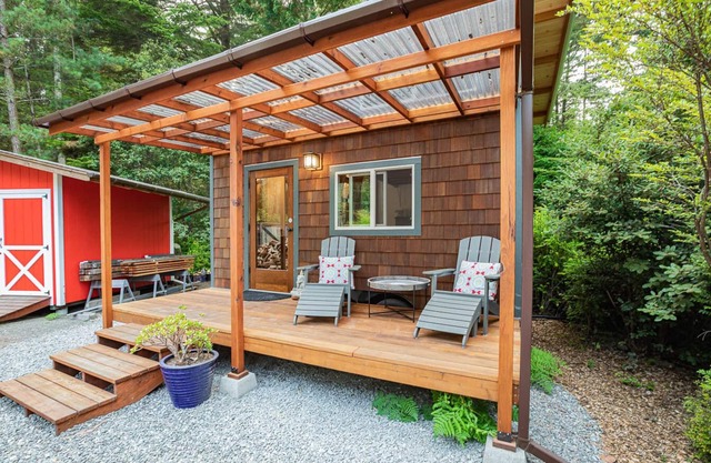Charming Tiny House nestled in the redwoods, less than a mile from the beach.