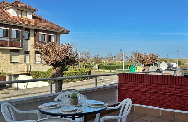 Charming Tourist Apartment in Somo with Large Terrace!