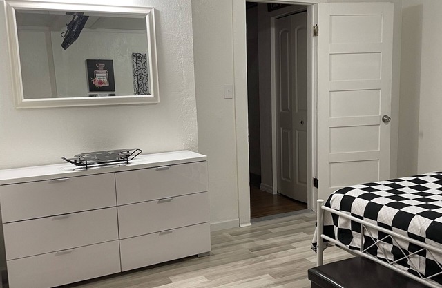 Charming Town House — 10 Minutes from the Legoland Park and Downtown