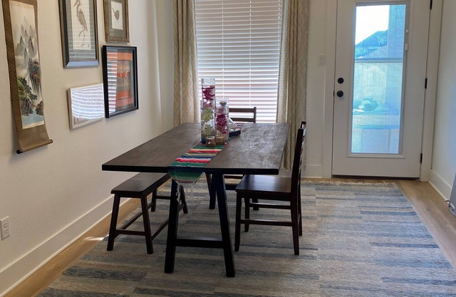 Charming townhome. 3-bdrm, 2.5 bath with pool. 10 minutes to Kyle Field.