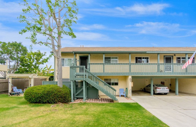 Charming Townhome close to the beach with updated interior and gas grill