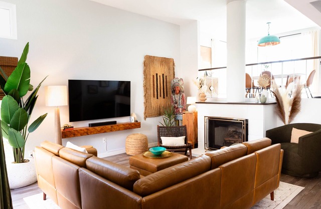 Charming Townhome in the 'Jewel of San Diego Hills' with hot tub, pool, and gym!