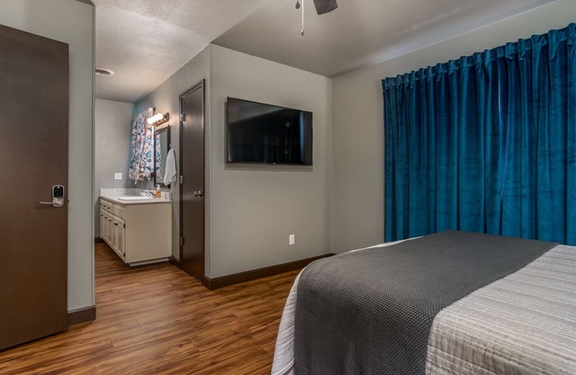 Charming Townhome - Suite 2 - Travel Nurse Ready
