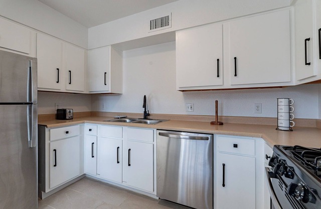 Charming townhome with AC and WiFi in wonderful Green Valley