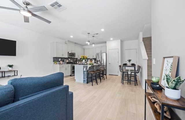 Charming townhome with WiFi, AC, Pool and Community Center in Peaceful Fallbrook