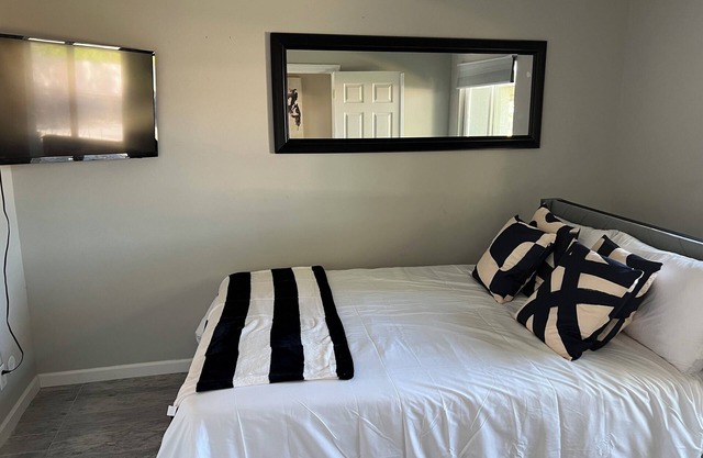 Charming townhome with AC and WiFi in lovely Oceanside