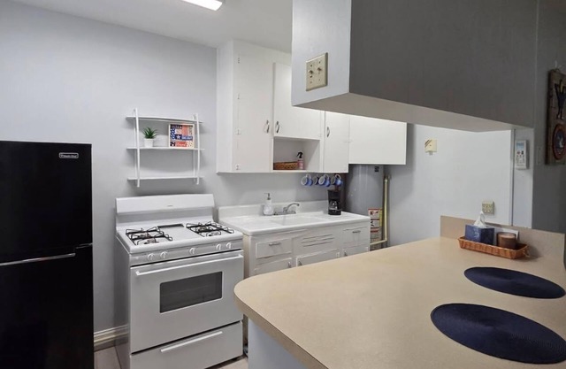 Charming Townhome with AC and WiFi by NAS Pensacola close to Downtown