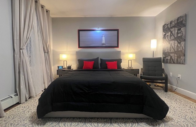 Charming townhome with WiFi and AC in delightful Brooklyn