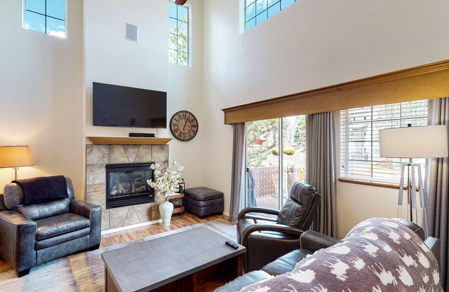 Charming townhouse with balcony, grill, washer/dryer, & central AC