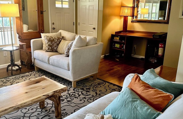 Charming tranquil farm getaway w/ private lake, fishing, river. 2 pets free.
