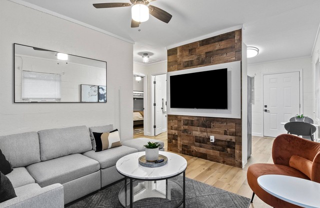 Charming Trio Executive Loft with WiFi, centrally located in Tallahassee