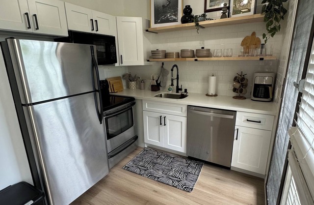 Charming Turtle Bay Loft Suite with AC & Golf Course Views