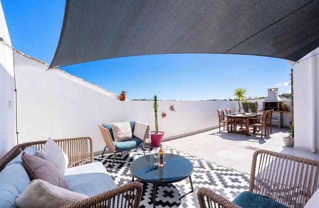 Charming Two Bedroom House in Praia Da Luz, Lagos. Beautiful terrace!