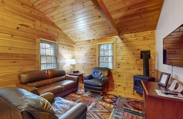 Charming two-bedroom dog-friendly cabin w/firepit, near outside activities