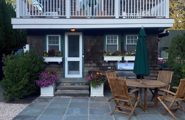 Charming Two-Story Retreat in Southampton Village walk to town, beach and train.