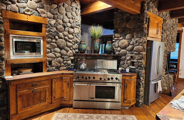 Charming unique 2-bdrm farmhouse in Mesa with WiFi, close to Powderhorn Ski Area