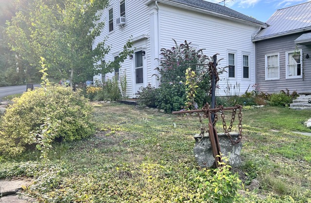 Experience a charming 3 bedroom farm stay close to winter activity.