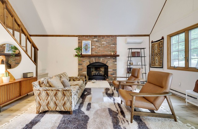 Charming, updated Cabin in The Hideout