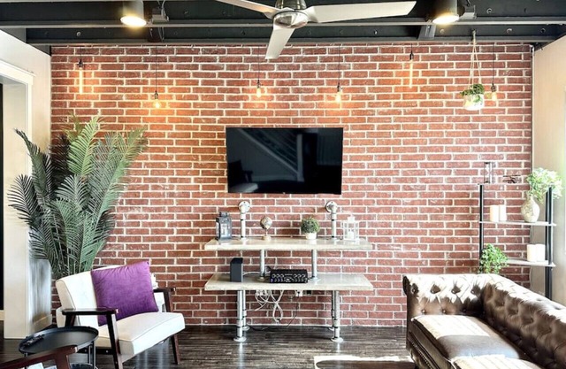 Charming updated LOFT style townhouse!!!