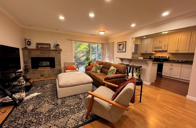Charming Updated 2-bedroom townhome with Garage, AC, WiFi in Pleasant Hill