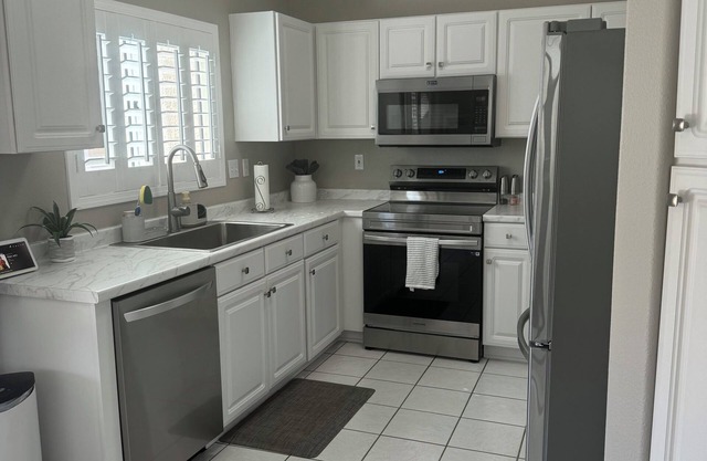 Charming updated-2 bedroom house in fabulous Sun City West with WiFi, AC