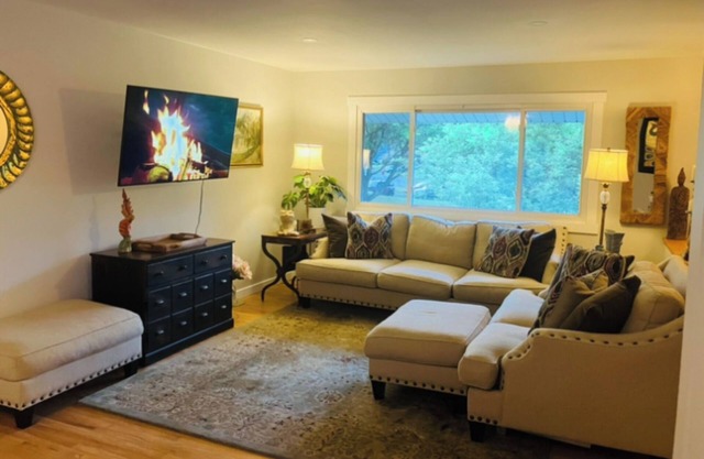 Charming Upper-Level Retreat in Prime Saratoga Springs Location