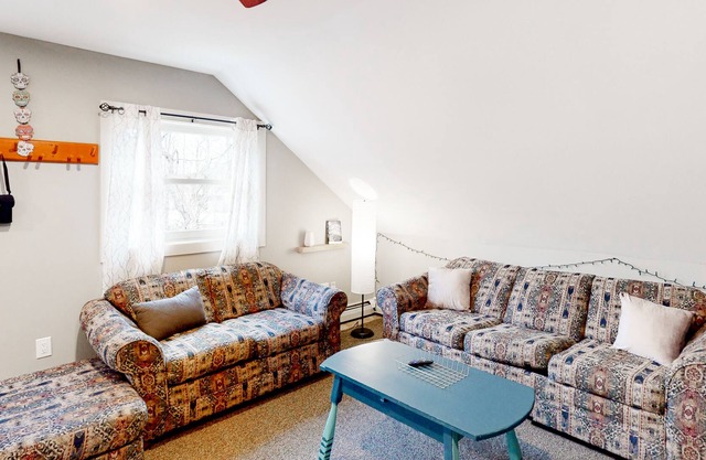 Charming upstairs condo with river view, full kitchen, and firepit