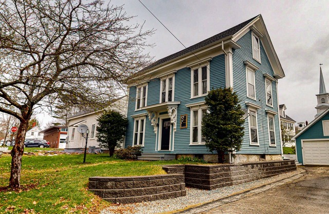Charming upstairs duplex with fast WiFi, partial AC, & walkable location