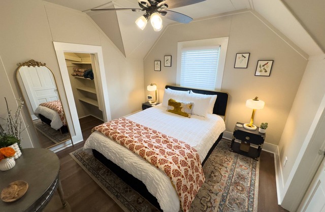 Charming Upstairs Historic Downtown 1BR | Near WWU