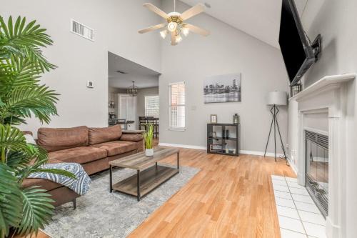 Charming Urban Family Home near Beaches & Downtown