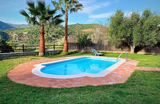 Charming Villa in Zahara de la Sierra, Cádiz: pool & pet - friendly